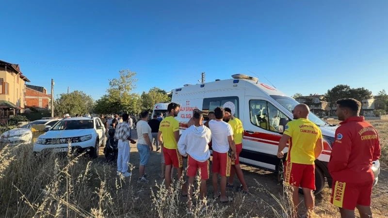 ensonhaber's tweet photo. Sakarya’nın Kocaali ilçesinde denizde akıntıya kapılan 12 yaşındaki kızını kurtarmaya çalışırken boğulma tehlikesi geçiren 43 yaşındaki İsa Horoz, tedavi gördüğü hastanede 40 gün sonra hayatını kaybetti. https://t.co/EqnyzXbCGI