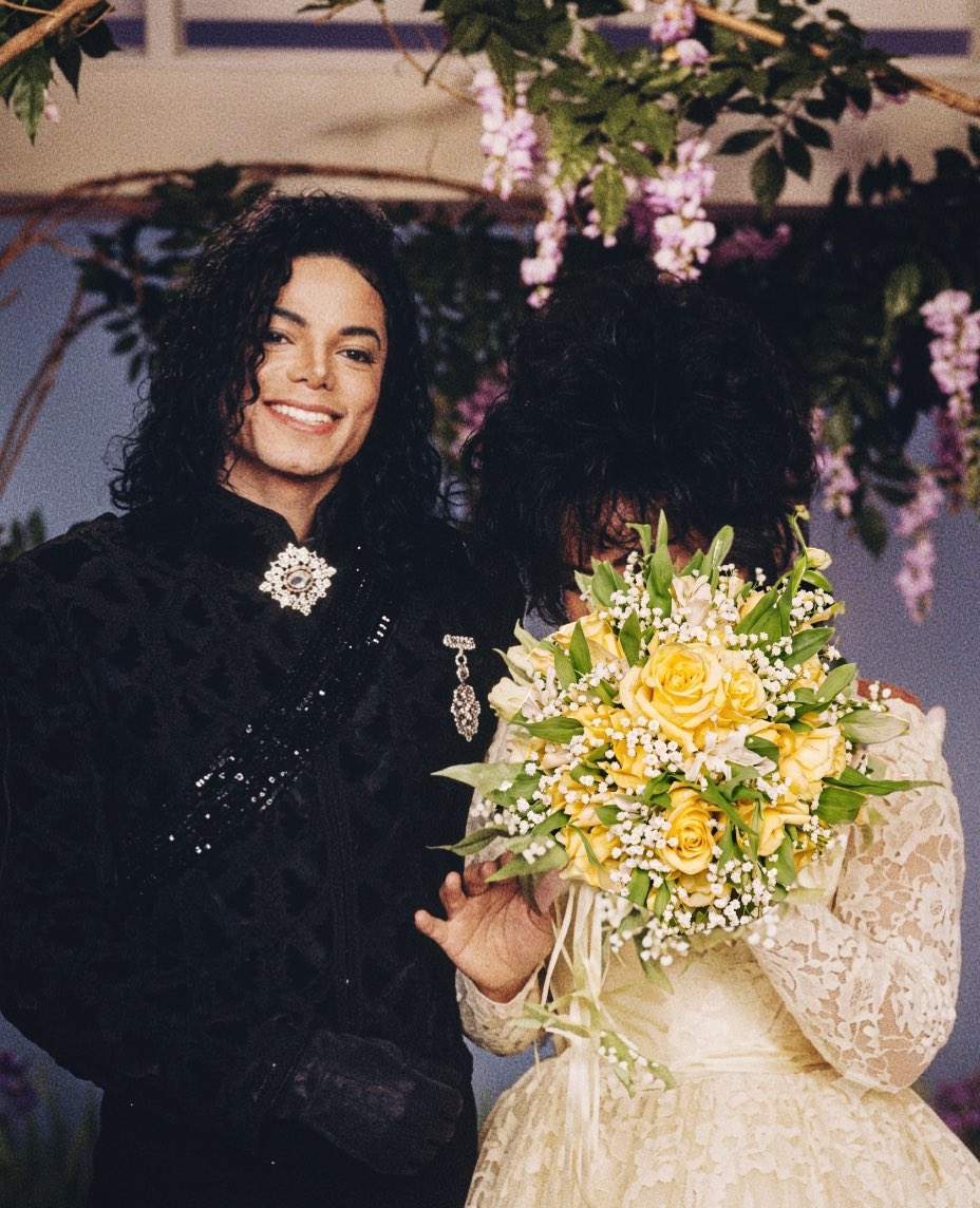 Andrey25_'s tweet photo. Michael Jackson at Elizabeth Taylor's wedding at “Neverland” Ranch, 1991 https://t.co/aDcGhHTsFU