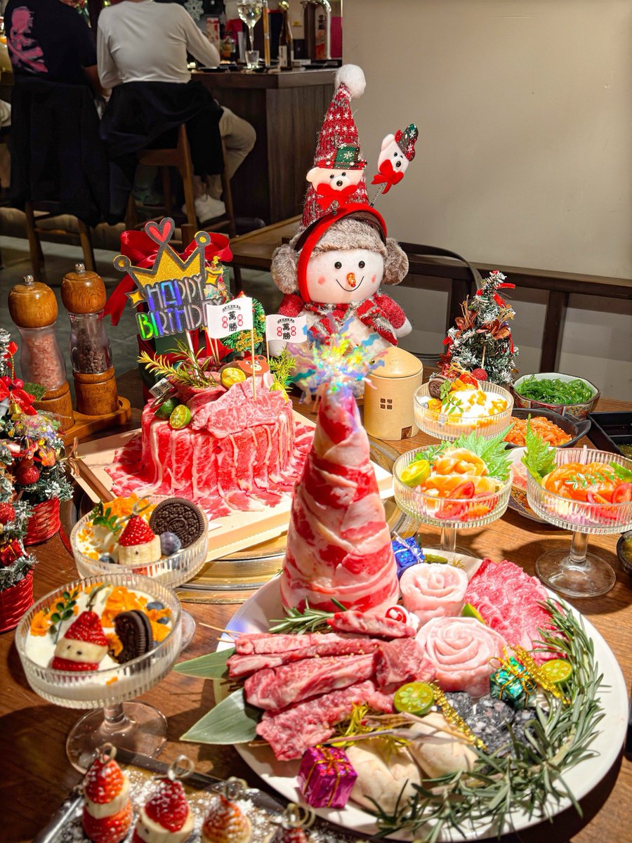 gimgayeong63321's tweet photo. Festive Feast Alert! Our Christmas Special Platter is here – juicy roasted turkey, honey-glazed ham, and warm spiced treats, perfect for your holiday gatherings. Order now before it’s gone! https://t.co/dGixM7x0ui