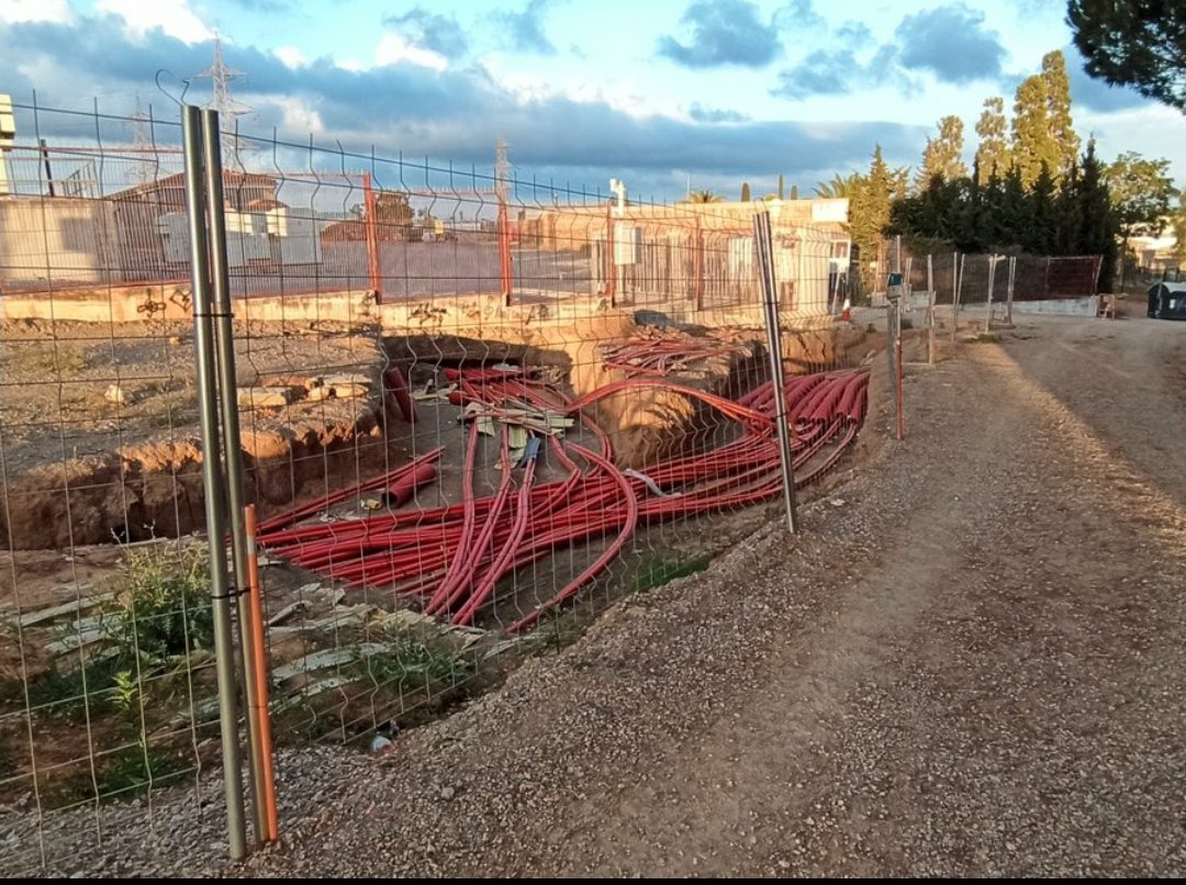 Erguatis's tweet photo. Cuanto apagones llevamos?este ha sido más largo,esperando el que dure horas... Sant Boi, se votósu ciere, en Viladecans ampliando jajajja @l_salva @EvhVico @VilachapuzaTwt @vilapress @VilaWeb @viladecanstoday @EPviladecans  @OlgaMoralesSeg1 @AnselmoSnchezR4 @LaVanguardia @el_pais https://t.co/gNJS1XZ6o0