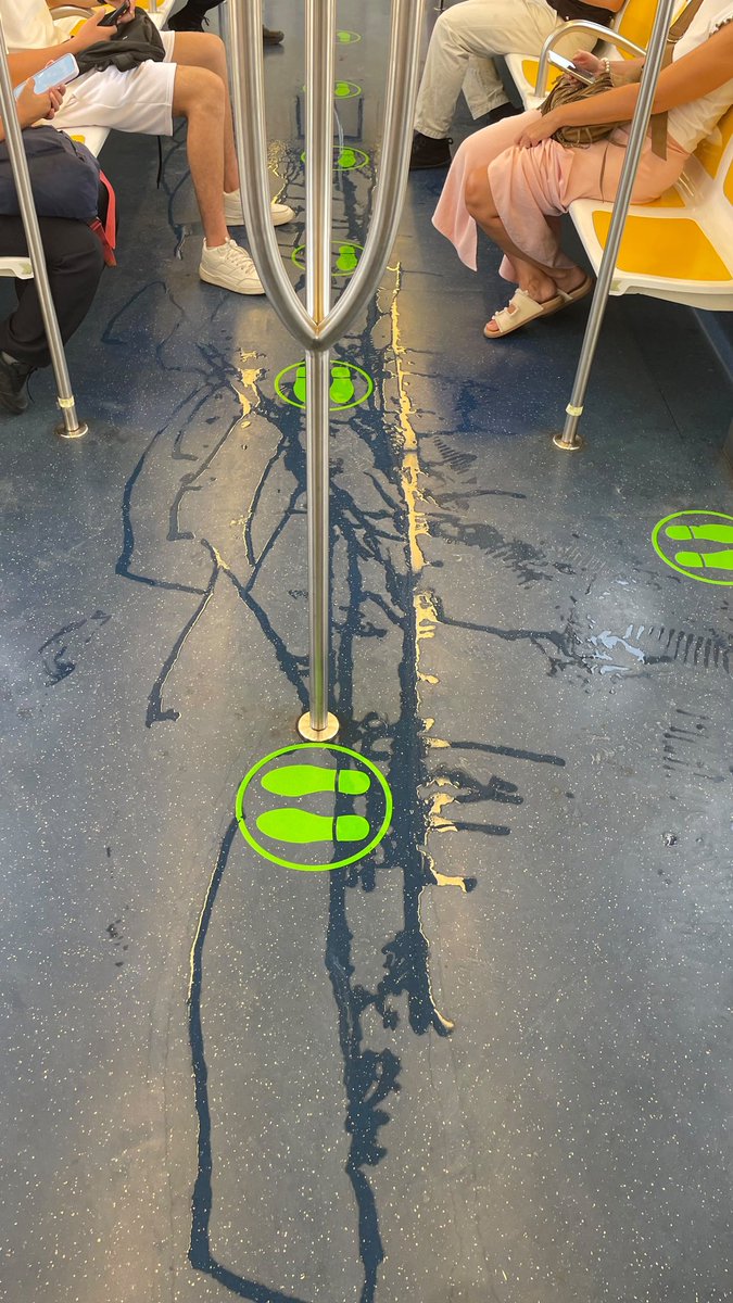 Alejandr0_matas's tweet photo. Hola, @sferroviarism.

Avui, una altra vegada tornava a caure aigua dins el metro. Això suposa un perill perque qualcú pot caure... Aquesta problemàtica es repeteix des de fa anys. Esperem que es solucioni el més aviat possible. https://t.co/ClIpIRlfVA