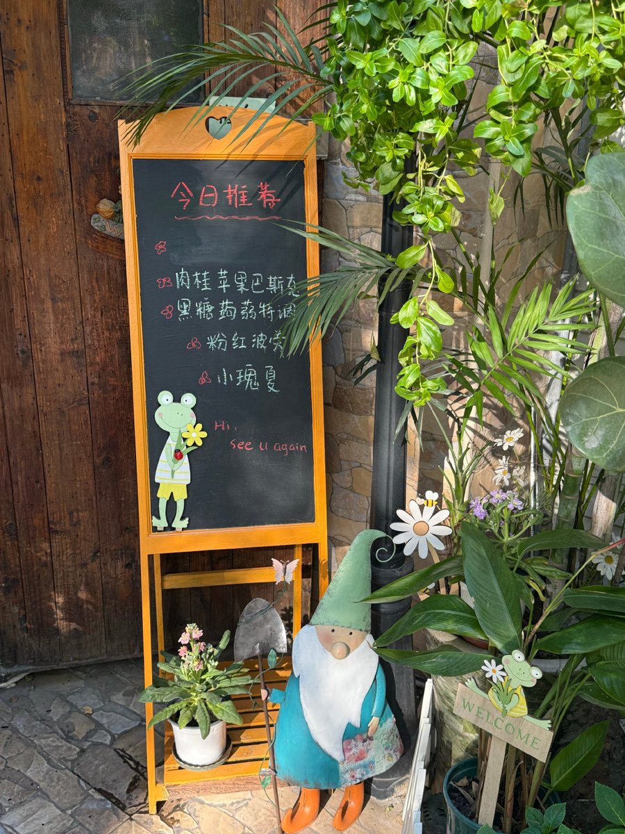 CollettePo6ii's tweet photo. Cleared out my closet of old books and vintage mugs today! Turned them into a small yard sale stall, got rid of clutter and made some pocket cash. Win-win for the space and my wallet. https://t.co/ykpOYpoxsJ