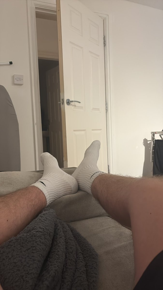DannyD_xx's tweet photo. Who wants to see masters big alpha feet?? 

Alpha cashmaster Looking for obedient subs to serve 😈

#findom #cashmaster #feetworshi̇p #paypig #tradie #scally https://t.co/vC7lYRP9dW
