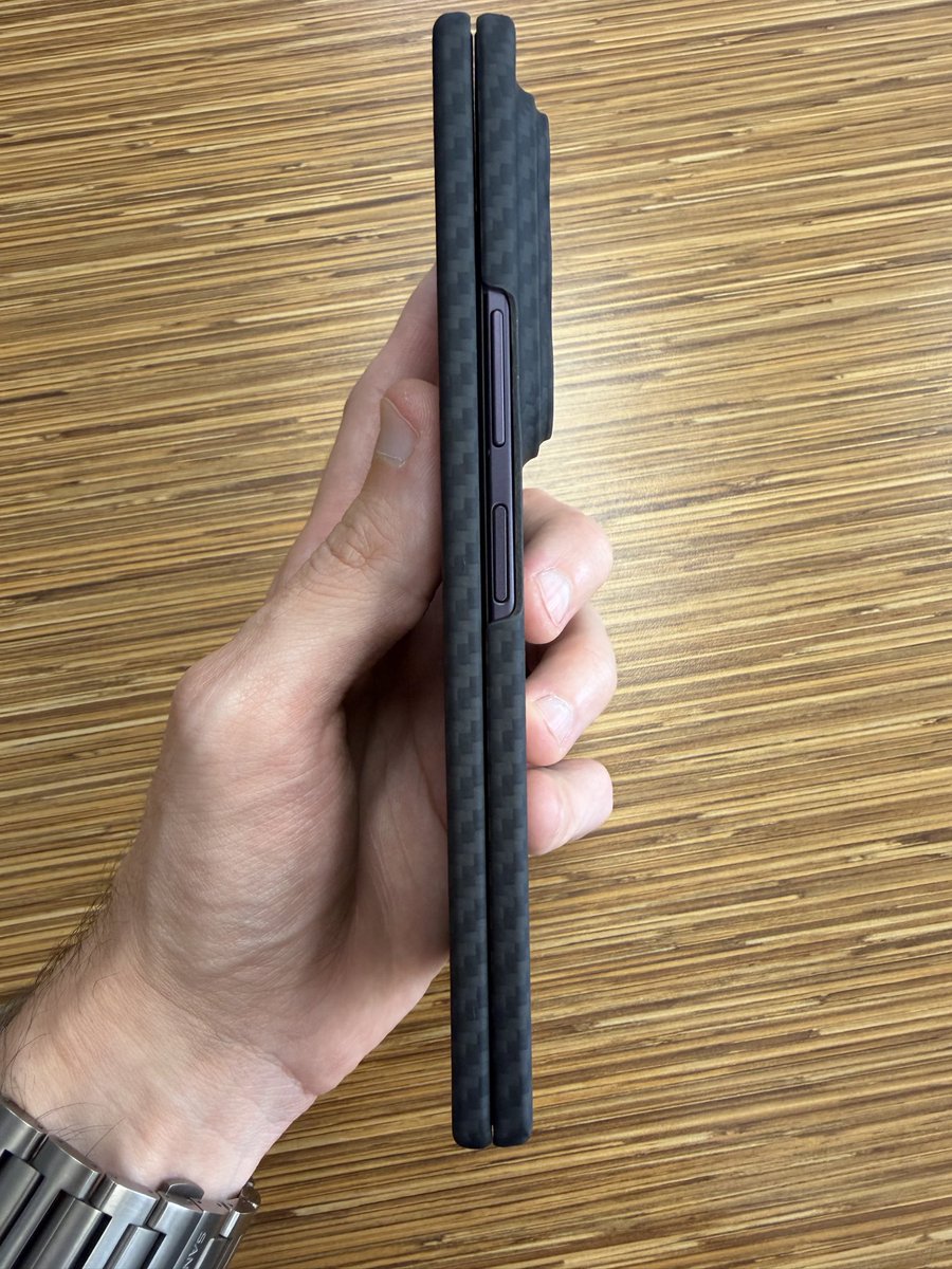 Pats_Tech's tweet photo. Had to make sure I had a @latercase on deck for the Fold 8 Ultra! 🔥🔥 Thin cases are always the way to go with foldables imo. https://t.co/aC8uSPZcO1