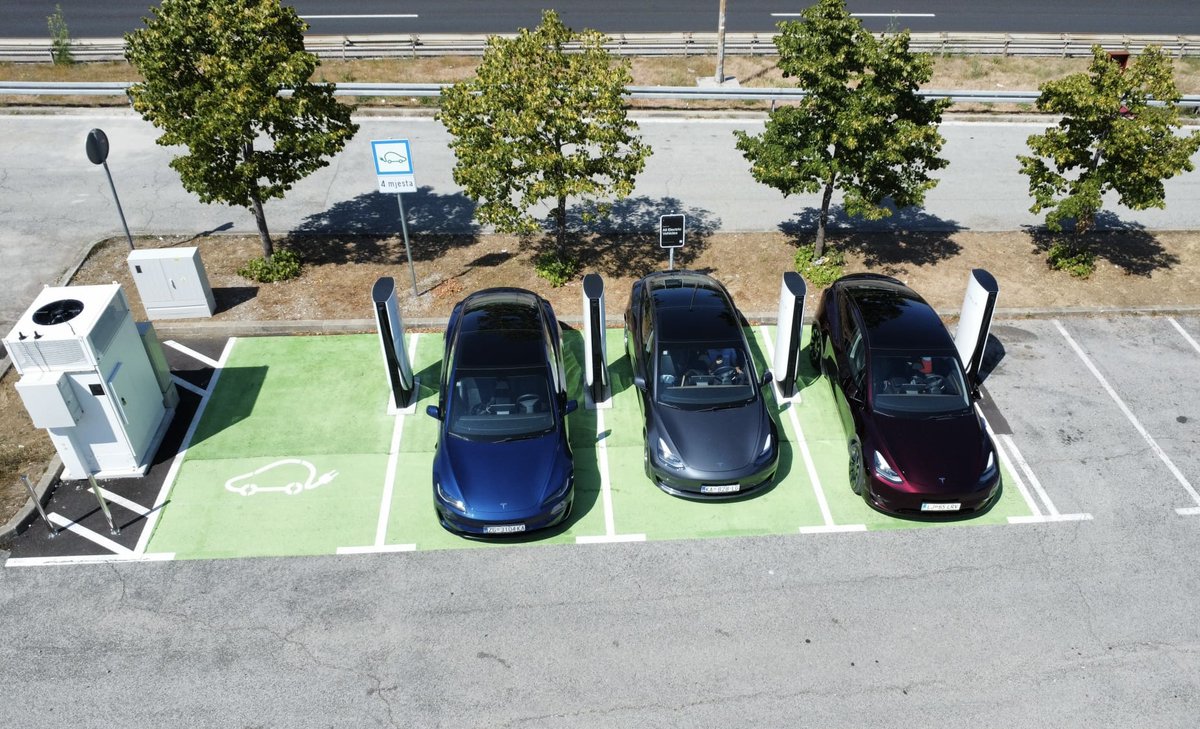 TeslaCharging's tweet photo. 🇭🇷 Celebrating Croatia’s 100th Supercharger stall with recent openings:

• Gospić, Croatia (8 stalls) – 100th stall

• Zadar, Croatia - Westbound (8 stalls) – with Megapack🔋

• Vrata Jadrana, Croatia - South (4 stalls)
https://t.co/2FAt2QlGCb
https://t.co/sc0QscAPc3
https://t.co/C3AK0XU9Et