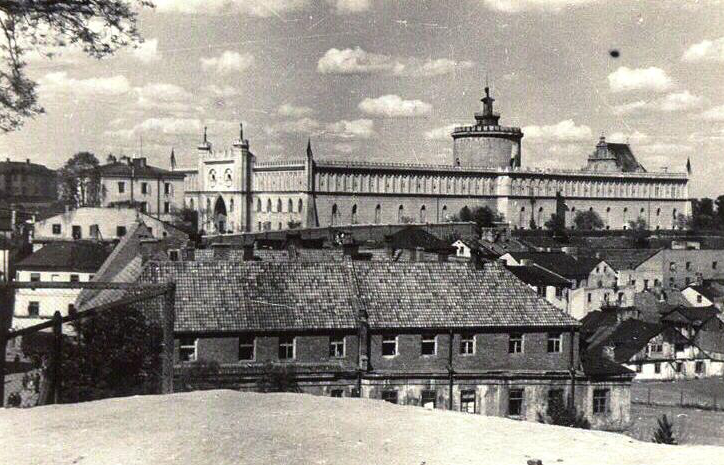 auschwitzxhibit's tweet photo. July 24, 1944 | The Red Army’s advance into Lublin led to the liberation of Majdanek. Soviet troops also found instruments of mass murder in Lublin Castle, converted into a prison, which the SS had failed to destroy, along with human remains and corpses in the courtyard. https://t.co/uC0zNPe5mr