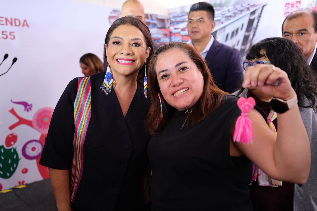 ClaraBrugadaM's tweet photo. La justicia social comienza cuando garantizamos el derecho a la vivienda. Por eso construimos hogares bien ubicados, cerca de las escuelas, de los centros de trabajo, del transporte público y con todos los servicios para que nadie tenga que alejarse de la ciudad por falta de oportunidades. Hoy entregamos vivienda en Av. Aztecas en la Alcaldía Coyoacán, para que las familias tengan un patrimonio digno. 

En el @GobCDMX sabemos que la vivienda es un derecho fundamental y nuestra responsabilidad es hacerlo realidad. Seguimos en la construcción de una ciudad que cuide, que arraigue a las familias en sus comunidades y que anteponga siempre el bienestar de la gente por encima de intereses particulares.