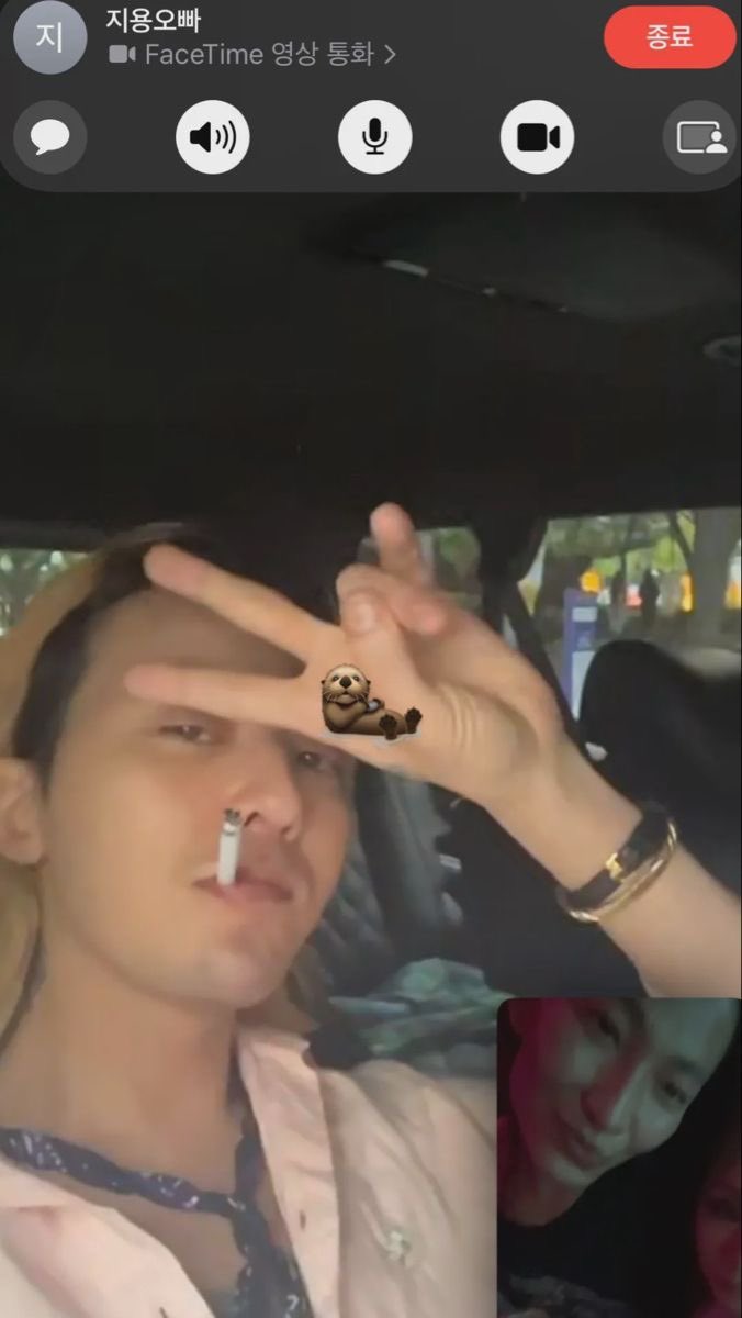 bonamoons's tweet photo. always with that damn cigarette https://t.co/sOTaVN89j1