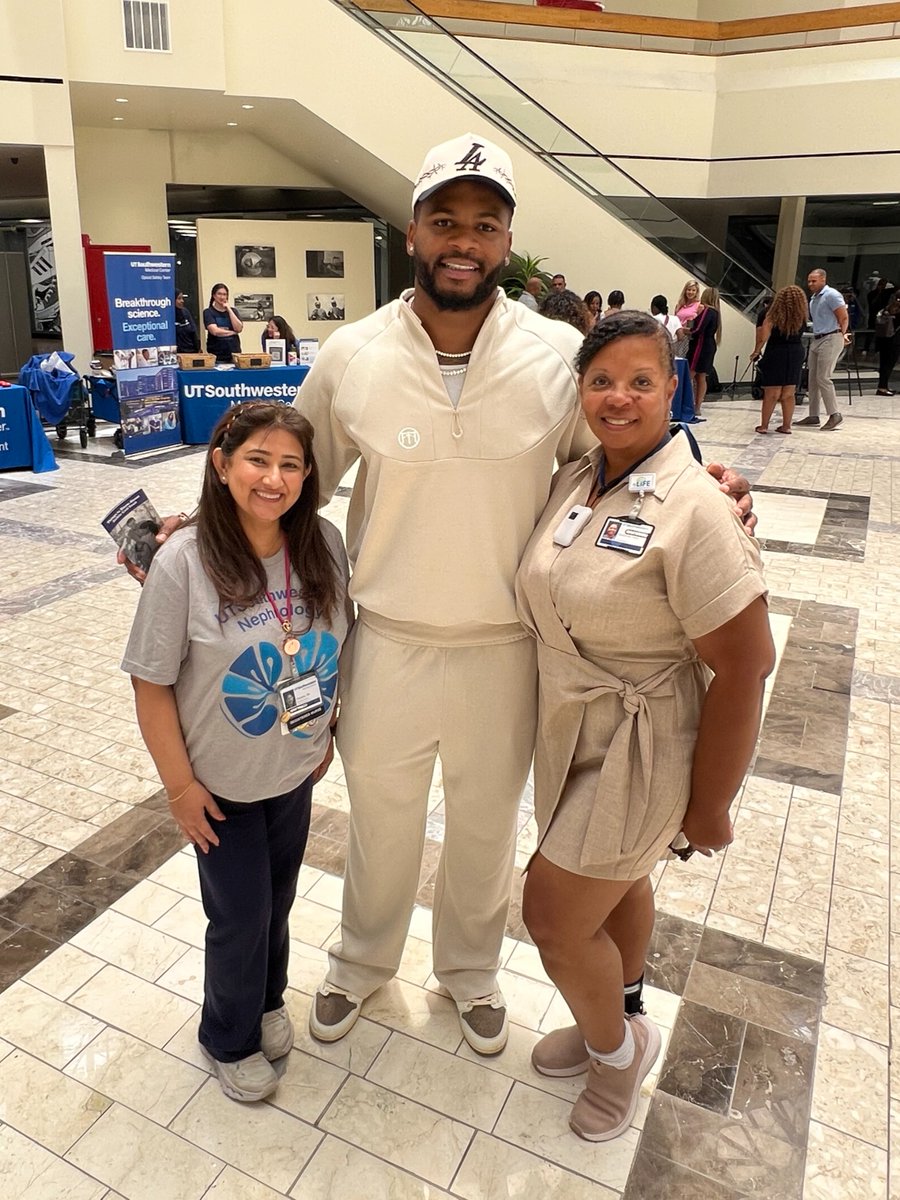 utswtransplant's tweet photo. Our Solid Organ Transplant team was proud to represent UT Southwestern at the RedBird Community Health Fair, connecting with community members and supporting access to preventive care. https://t.co/i1kSkBx9ny