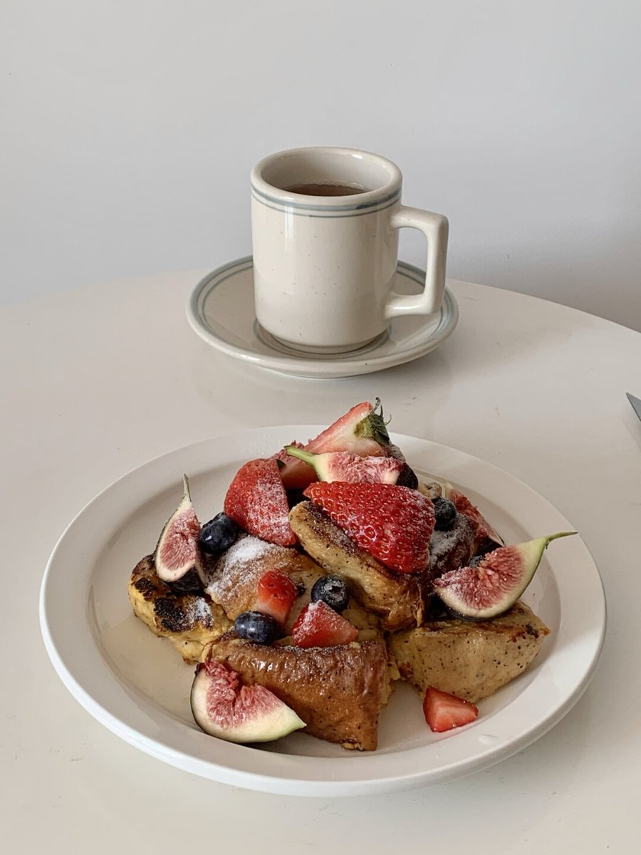 NotViicc's tweet photo. [Just had the coziest late-night snack: warm matcha toast with a side of fresh strawberries  Perfect little mood boost!]， https://t.co/OcBj8MaNwJ
