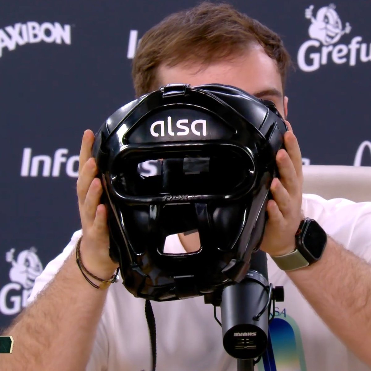 por_eks's tweet photo. Roro dice que el casco es igual que los de supernova, pero rivers tiene razón el casco de supernova tiene el coso es transparente https://t.co/XL2fGKty2I