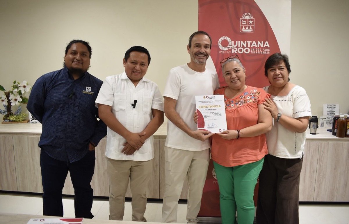 SEDEQROO's tweet photo. 📈 En #Cancún, el secretario de Desarrollo Económico, @PaulCarrillo2 , entregó constancias a las y los participantes que concluyeron con éxito el programa #TransformaTuNegocio https://t.co/sZZHJvsV2h