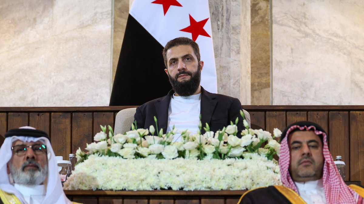 SyPresidency's tweet photo. شهد السيد الرئيس أحمد الشرع اليوم انطلاق بطولة العرض الوطني لجمال الخيول العربية الأصيلة، في نادي الفروسية المركزي بريف دمشق، بحضور وزير الداخلية أنس خطاب، ووزير الزراعة باسل السويدان، وعدد من المسؤولين.

#رئاسة_الجمهورية_العربية_السورية https://t.co/yUAoiJGKTK