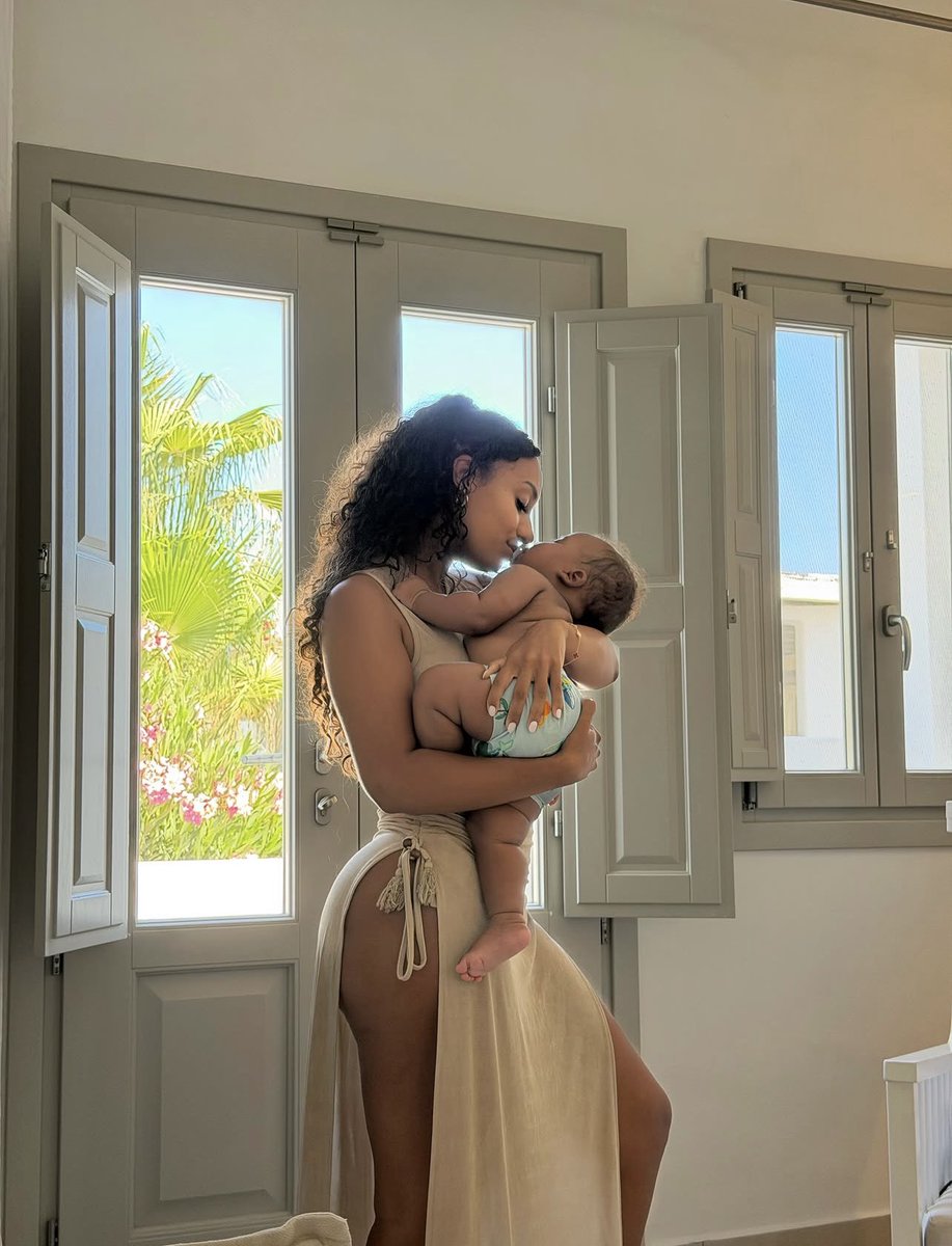 metrofive5's tweet photo. Sunshine, pool days, baby laughs. This is everything! ✨🥹🖤 https://t.co/sNzbUPK0VX