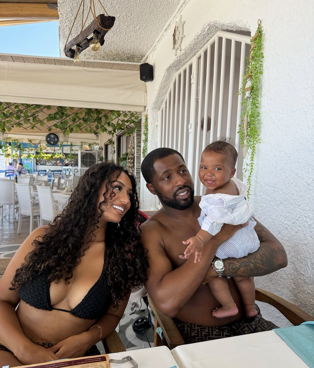metrofive5's tweet photo. Sunshine, pool days, baby laughs. This is everything! ✨🥹🖤 https://t.co/sNzbUPK0VX