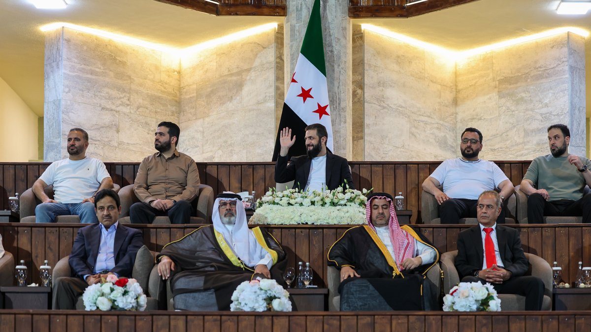 SyPresidency's tweet photo. شهد السيد الرئيس أحمد الشرع اليوم انطلاق بطولة العرض الوطني لجمال الخيول العربية الأصيلة، في نادي الفروسية المركزي بريف دمشق، بحضور وزير الداخلية أنس خطاب، ووزير الزراعة باسل السويدان، وعدد من المسؤولين.

#رئاسة_الجمهورية_العربية_السورية https://t.co/yUAoiJGKTK