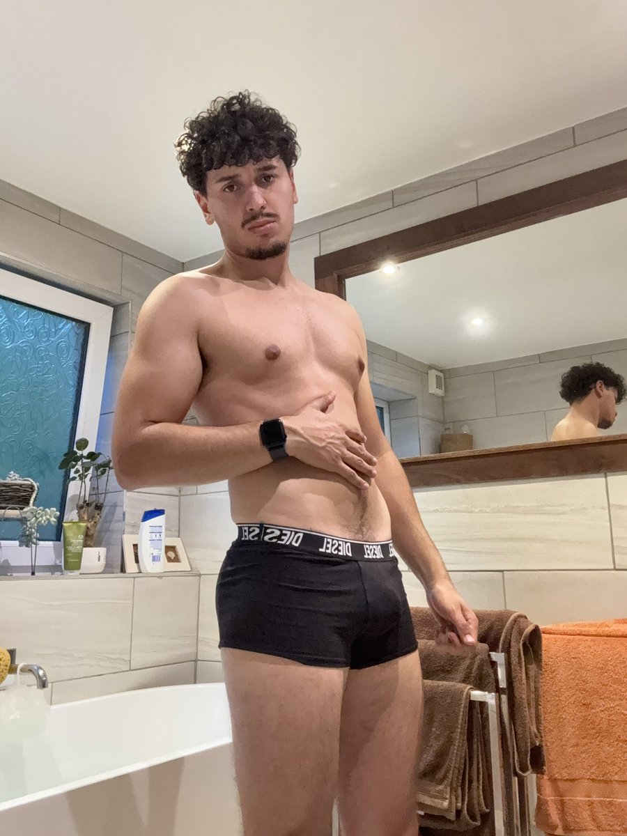NoahMoet's tweet photo. Who wants my used sweaty boxers? https://t.co/IydDqQLORJ
