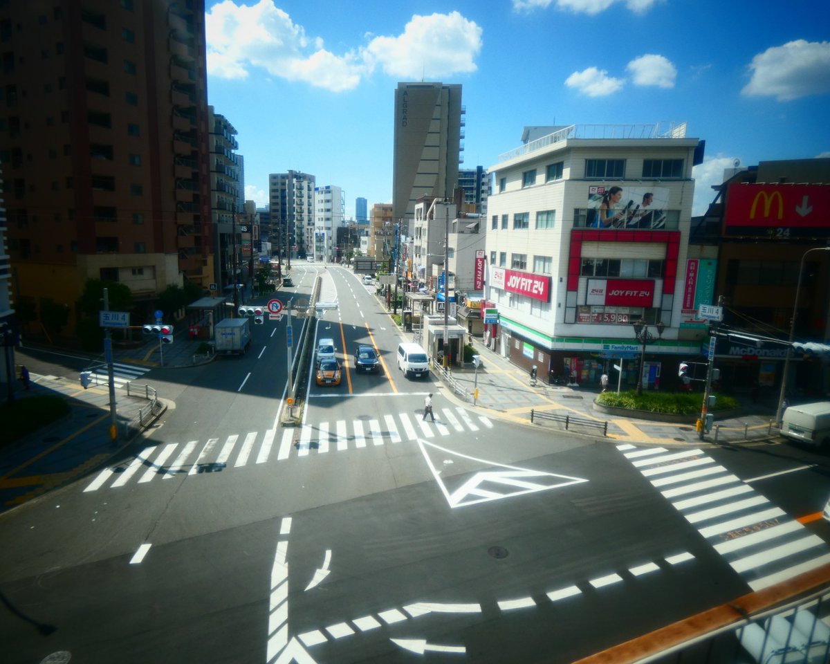 C91256633's tweet photo. #過去スナ
「川〜スカイビルの反射〜ビルの中の雲〜ジオラマ風の街の風景」 https://t.co/iWEhK4RxM1