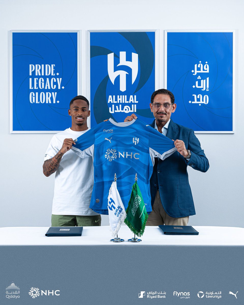 d7d709's tweet photo. الأمير نواف بن سعد مع الجناح الهولندي كريسينسيو سمارفيل ، بتوقيع العقد لمدة 4 مواسم. https://t.co/RfTc6YDgcV