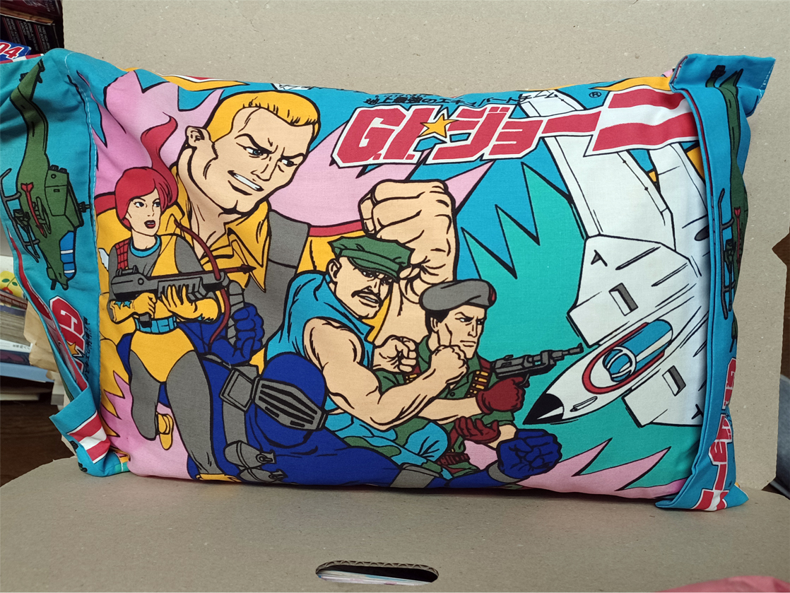 SAKAI_bros's tweet photo. 「今ここに就寝用の枕が用意された。しかし、命知らずの戦士たちに明日は無い！　いけ、G.I.ジョー!!」
（直）
#GIJOE https://t.co/Awky4vdaeU