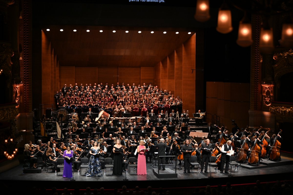 Liceu_cat's tweet photo. La Vuitena de Mahler, la "Simfonia dels mil".

Un concert excepcional que ha culminat catorze anys al capdavant de la direcció musical del Gran Teatre del Liceu.

Gràcies, mestre Pons. (@ConductorPons)

📷 Toni Bofill https://t.co/64AFdQFyp0