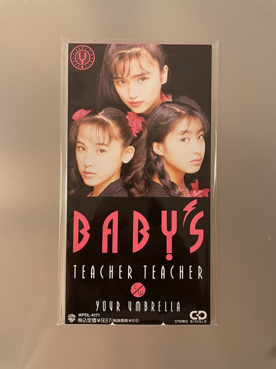 hanimage58's tweet photo. 1990年7月25日にBABY'Sの「TEACHER TEACHER」が発売されて36周年。元ZIGGYの戸城憲夫さんによるプロデュース楽曲のため、デビュー曲よりもロックテイストの濃い作品となっております。のちに松田樹利亜として活動する豊田樹里ちゃんの歌唱力はこの頃から際立っております。
#BABYS
#TEACHERTEACHER https://t.co/iHgQMEdtnJ