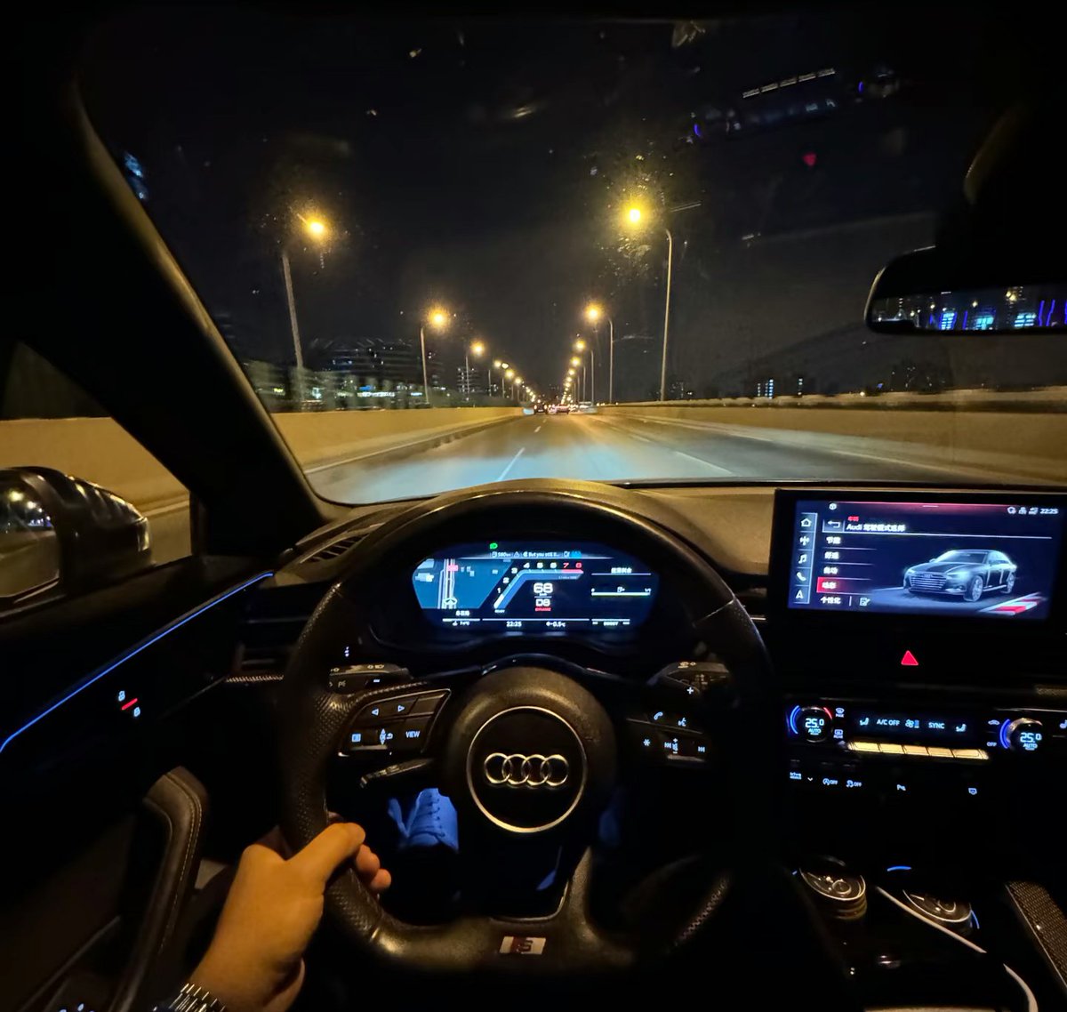 6BSrf46YcEfbaU3's tweet photo. Just found a hidden playlist of 90s indie bops—headphones on, windows down, and the world feels way better. Nothing beats that perfect vibe match between song and mood. https://t.co/wlMddw6Sl1