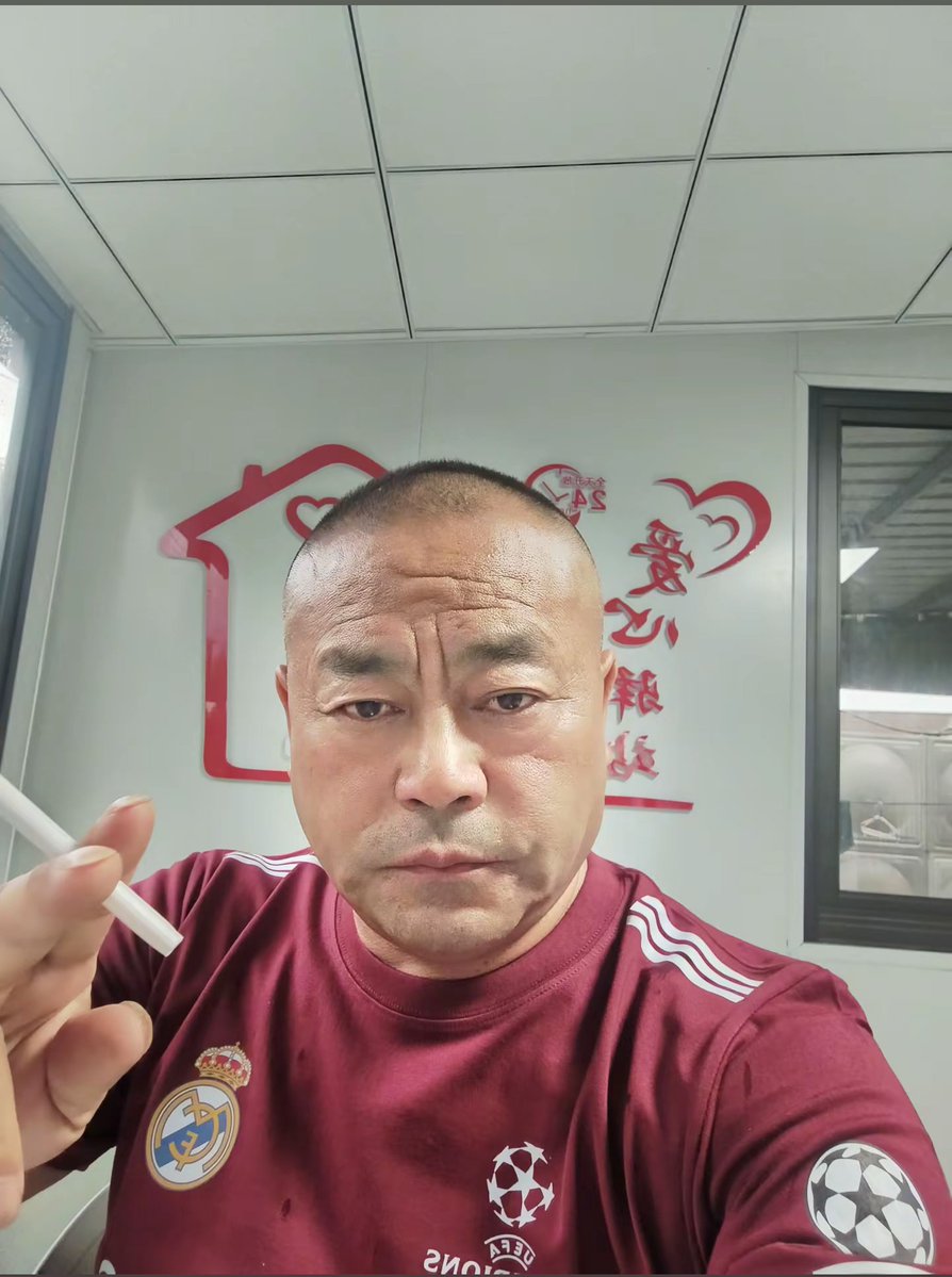 wei591665's tweet photo. 多毛雄爸，他身上的胸毛好性感，肚子上也有毛，很憨厚可爱的帅大叔！真棒！ https://t.co/DGttIniGhV
