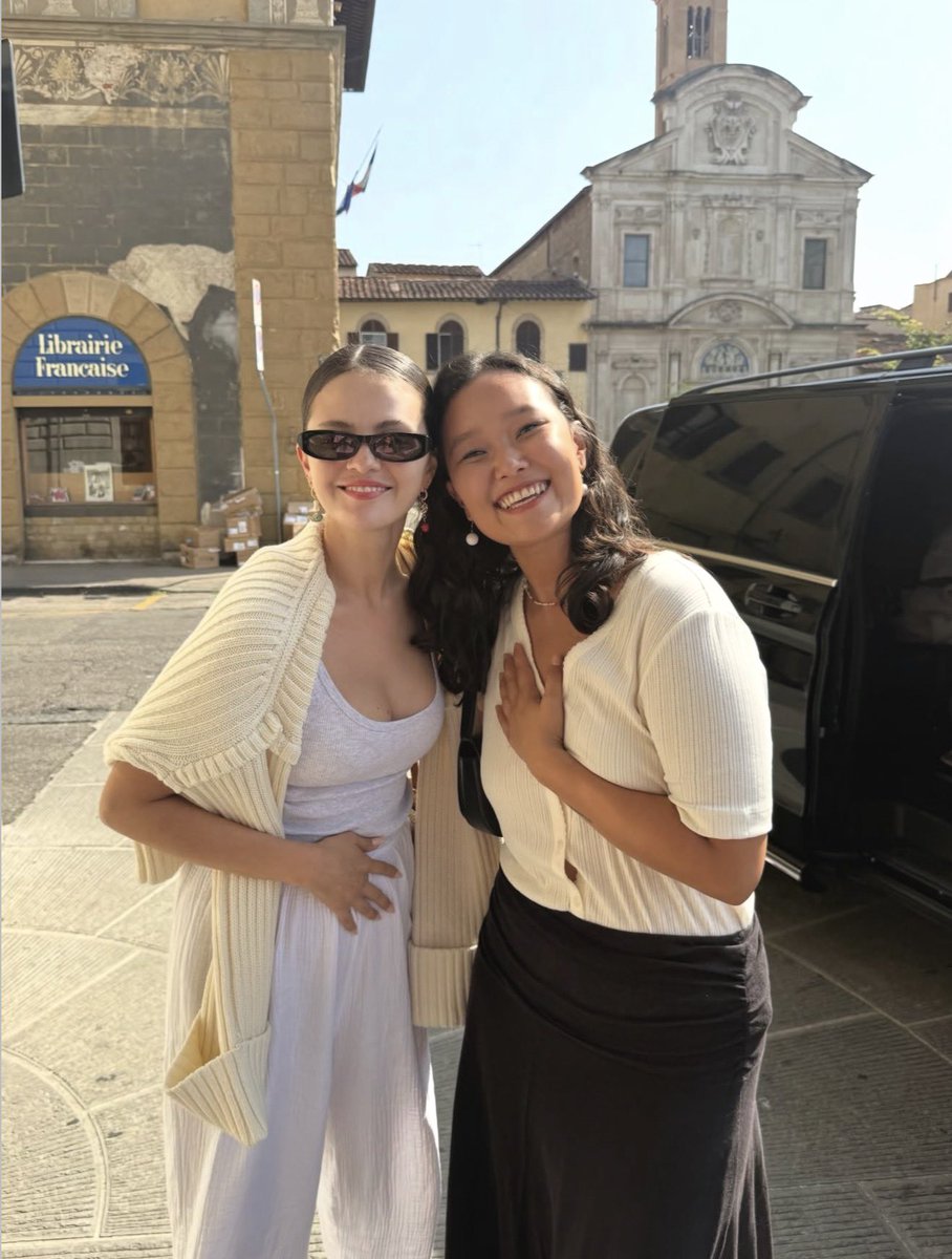 selenagit_'s tweet photo. SELENA CON UNA FAN IERI A FIRENZE❤️🇮🇹 https://t.co/xOXmbzYUo9