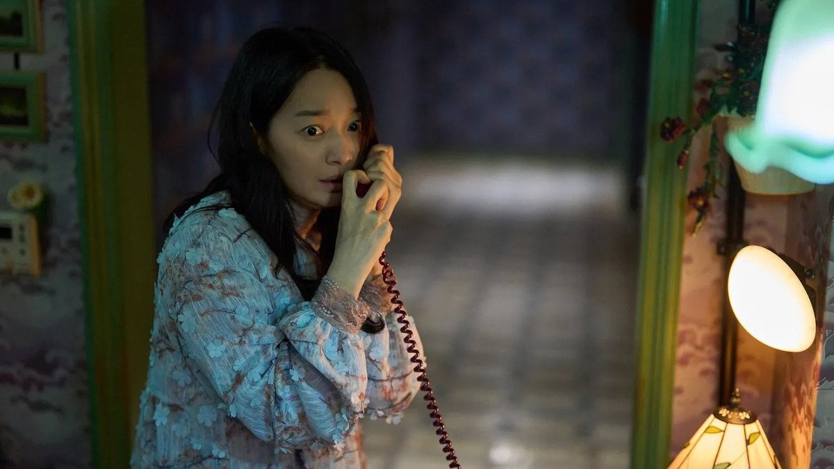 asia4ya0411's tweet photo. 👁️ When sight fades, the truth grows darker…

Shin Min‑a delivers a haunting dual role in The Eyes, a Korean horror‑thriller where a photographer investigates her blind twin’s mysterious death while her own vision slips away.

#TheEyes #ShinMina #Horror #moviestowatch https://t.co/8le16PRNiq