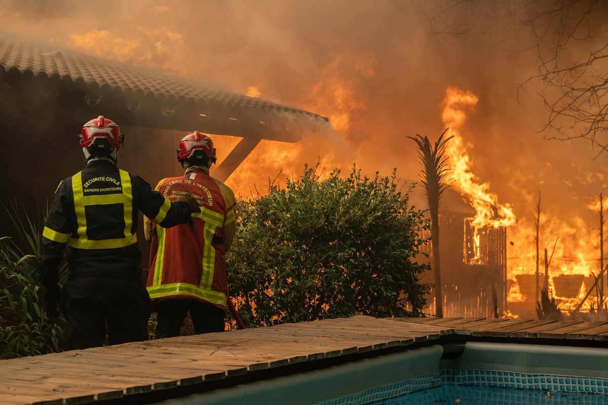 InfosFrancaises's tweet photo. 🔥 ALERTE - Le gigantesque incendie en Gironde a pris une "ampleur inédite" et se dirige maintenant vers la métropole de Bordeaux.
Emmanuel Macron ordonne aux Armées "de se mobiliser pour venir en renfort maximal de la sécurité civile". Prés de 15.000 hectares ont brûlé et 110.000 personnes évacuées. Les évacuations d'Audenge, Lanton et de Salaunes sont en cours et d'autres communes seront évacuées ce soir, annonce la préfète.
Les autorités vont "tout faire pour protéger" Bordeaux, affirme ce soir le ministre de l'Intérieur.
