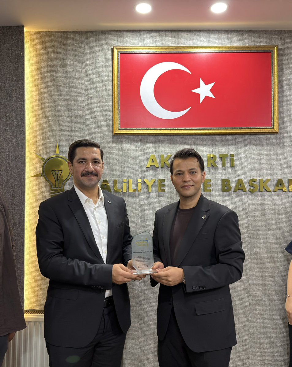 MDOGANSALAR_TR's tweet photo. AK Gençlik Haliliye olarak, Geçmiş Dönem Haliliye İlçe Gençlik Kolları Başkanımız Sayın Abdulhamid Karakeçili’ye, nazik davetimizi kırmayarak Yönetim Kurulu Toplantımıza teşrif etmesi ve teşkilatımıza sunduğu kıymetli hizmetlerden dolayı plaket takdiminde bulunduk.

@RTErdogan @avyusufibis @osmannazlier  @bybekirbozdag @ibrahimeyyupogl 
@milhamigunbegi @ferdisenel25 @furkankucukk_ @mbagmanci63 @fatmaocak0663 @A_Karakecili @AKGenclikGM @akgenchaliliyee