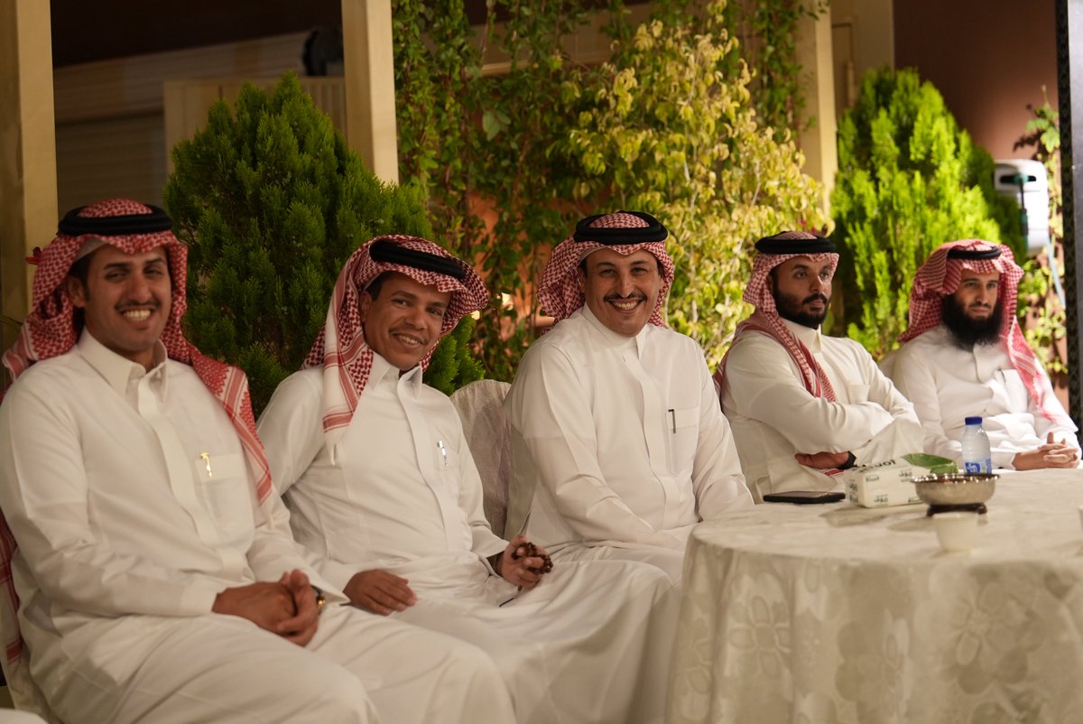 almashdoud's tweet photo. سعدت ديوانية آل مشدود باستضافة لقاء «وشيج» بعنوان «القيادة التحويلية»، الذي نظمته جمعية ملاك المطاعم والمقاهي بالشراكة مع غرفة أبها، واستضاف الدكتور محمد الحميزي، وسط حضور مميز من رواد الأعمال والمهتمين بالقيادة وتطوير الأعمال.

شهد اللقاء حوارًا ثريًا تناول مفاهيم القيادة التحويلية، وأثرها في بناء المؤسسات، وتمكين فرق العمل، وتعزيز الابتكار، مع استعراض تجارب عملية ودروس قيادية أثرت الحضور.

نسأل الله أن يبارك في الجهود، وأن يحقق هذا اللقاء أثره في خدمة قطاع الأعمال والمجتمع.

#وشيج
#القيادة_التحويلية
#ديوانية_آل_مشدود
#جمعية_ملاك_المطاعم_والمقاهي
#غرفة_أبها
#عسير