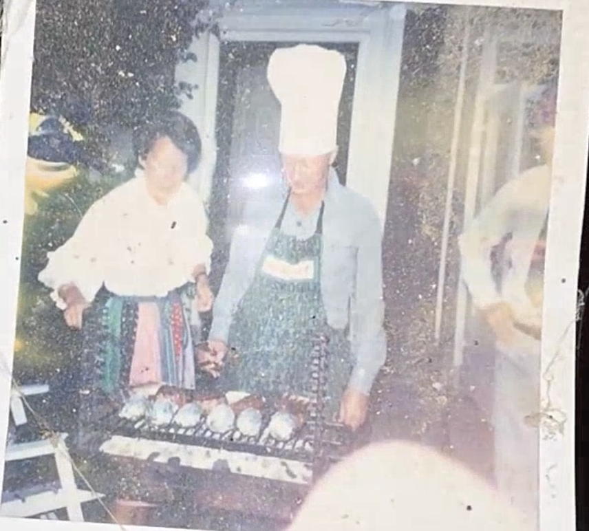 Piefaceloco's tweet photo. This two Asians cooking. Lol https://t.co/O4BXWYvmpT