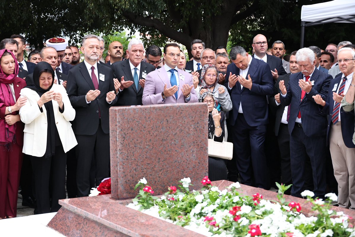 MDervisogluTR's tweet photo. Batı Trakya Türklerinin hak ve hürriyet mücadelesinin yılmaz lideri merhum Dr. Sadık Ahmet’i vefatının yıl dönümünde kabri başında dualarla yâd ettik.

Aziz hatırası önünde saygıyla eğiliyor; Cenab-ı Allah’tan rahmet diliyorum. 

Batı Trakya Türklerinin haklı davası, onun bıraktığı emanete sahip çıkan nesillerle yaşamaya devam edecektir.