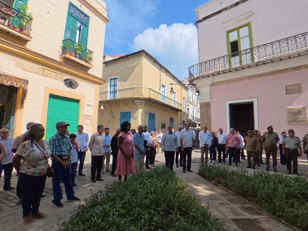 EmbaVECuba's tweet photo. 1/2 Ante la estatua pedestre del Libertador Simón Bolívar en #LaHabana Vieja, la Misión Diplomática de Venezuela en Cuba, realizó una ofrenda floral para conmemorar el 243° aniversario del Libertador y Padre de la Patria venezolana y el Día de la Armada Nacional Bolivariana. https://t.co/tAerDBipQT