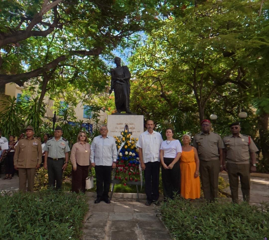 EmbaVECuba's tweet photo. 2/2 Estuvieron presentes Embajadores  del Cuerpo Diplomático acreditado en Cuba, autoridades del MINREX y de las FAR, funcionarios de instituciones cubanas, miembros de movimientos de solidaridad con Venezuela y funcionarios de la Misión Diplomática venezolana.
#VenezuelaRenacerá https://t.co/y2DzmGFGJt