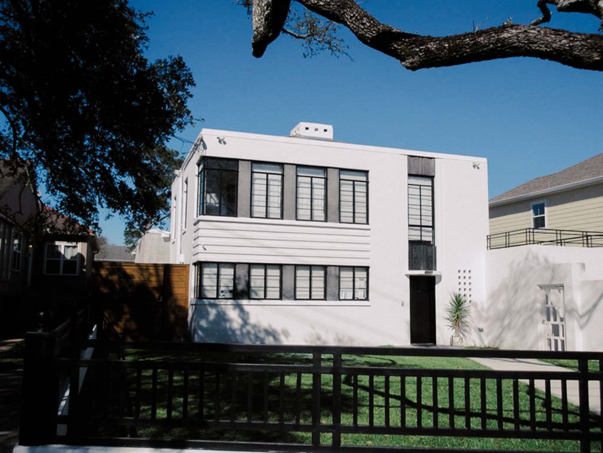 TulaneArch's tweet photo. FRIDAY FROM THE ARCHIVES | LONE STAR CEMENT CORPORATION HOUSE

Completed in 1935, this concrete demonstration house by architect August Perez Jr. featured sweeping steel windows and innovative hollow-ribbed walls, built in just three months for $10,200. https://t.co/B8Ko5c99jA