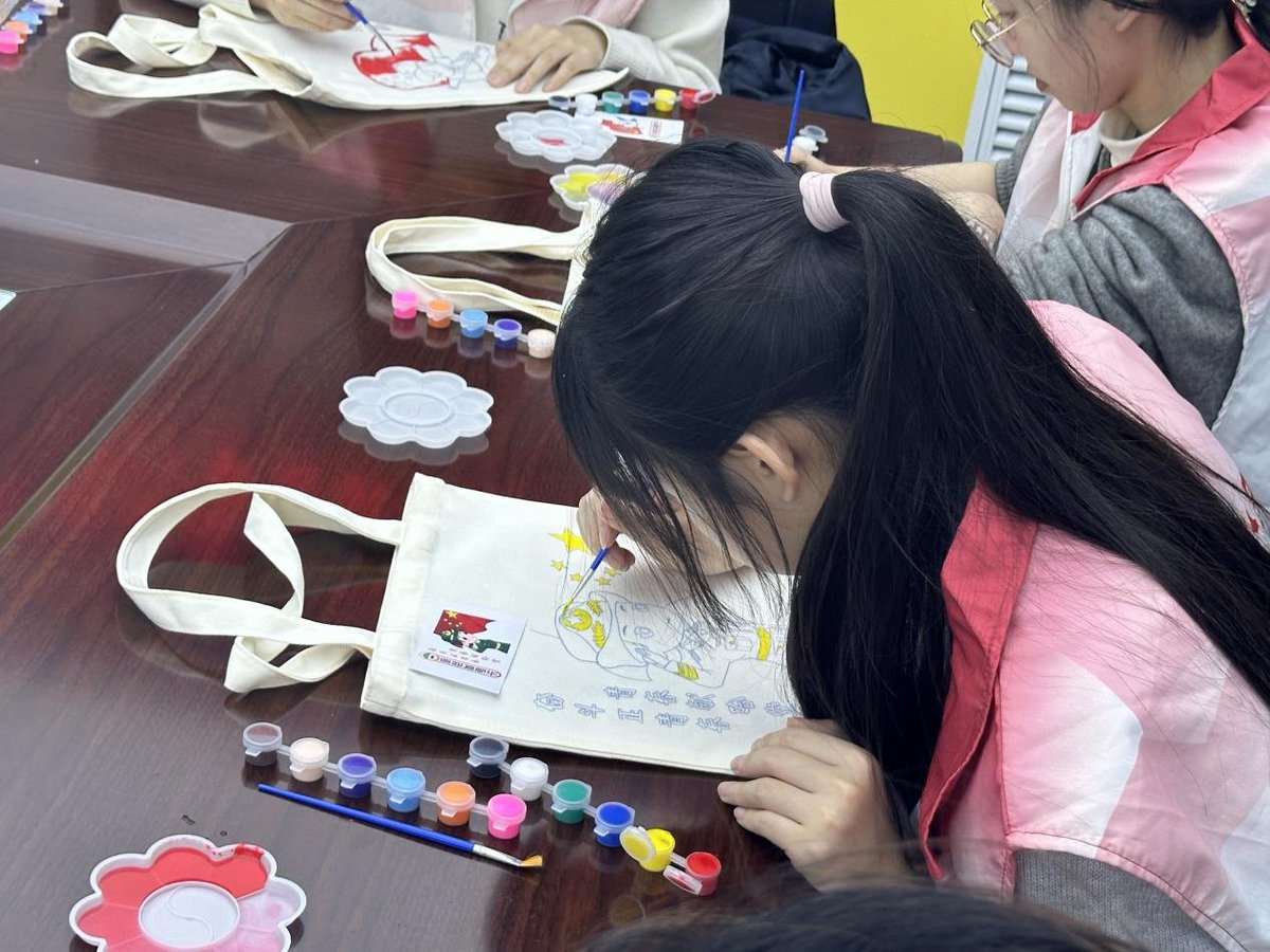 goni0906's tweet photo. Calling all design lovers! Join our Art Creativity Club’s DIY Tote Bag Day this Sat 2-5pm at Campus Quad. Bring your plain tote, we provide paints u0026 stickers—make your own style! Tag a friend to craft with you https://t.co/e6xAd047vL