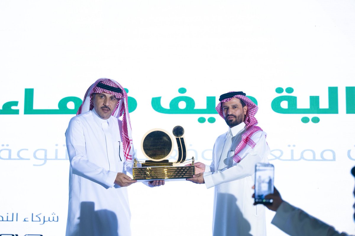 kwit1986gmailco's tweet photo. رجال اعمال  المحافظة اللي يخدمونها بكل ما يستطيعون ومالا يساطيعون ... الرجال الحاضرين  بكل شي ..... هنا  لحظة التكريم من رئيس بلدية ضرما  م  حمد 😍 https://t.co/xGrmXRhQTs