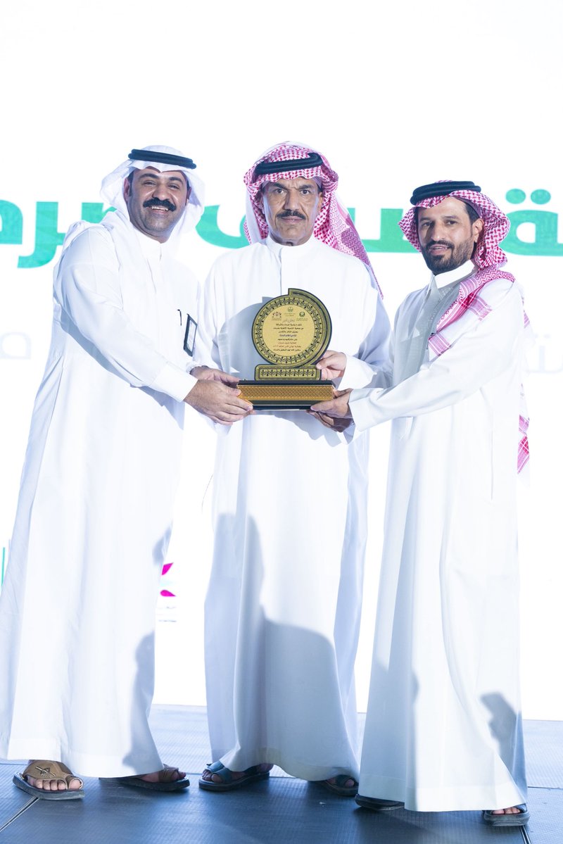 kwit1986gmailco's tweet photo. رجال اعمال  المحافظة اللي يخدمونها بكل ما يستطيعون ومالا يساطيعون ... الرجال الحاضرين  بكل شي ..... هنا  لحظة التكريم من رئيس بلدية ضرما  م  حمد 😍 https://t.co/xGrmXRhQTs