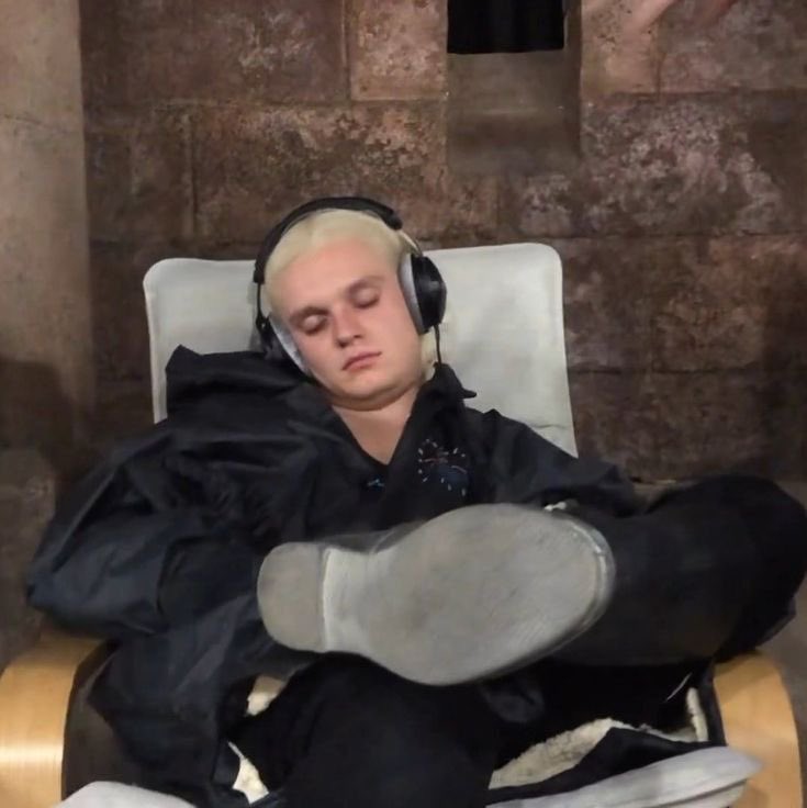 dumestorm's tweet photo. whole house sleepy https://t.co/QlPtzgWm9j