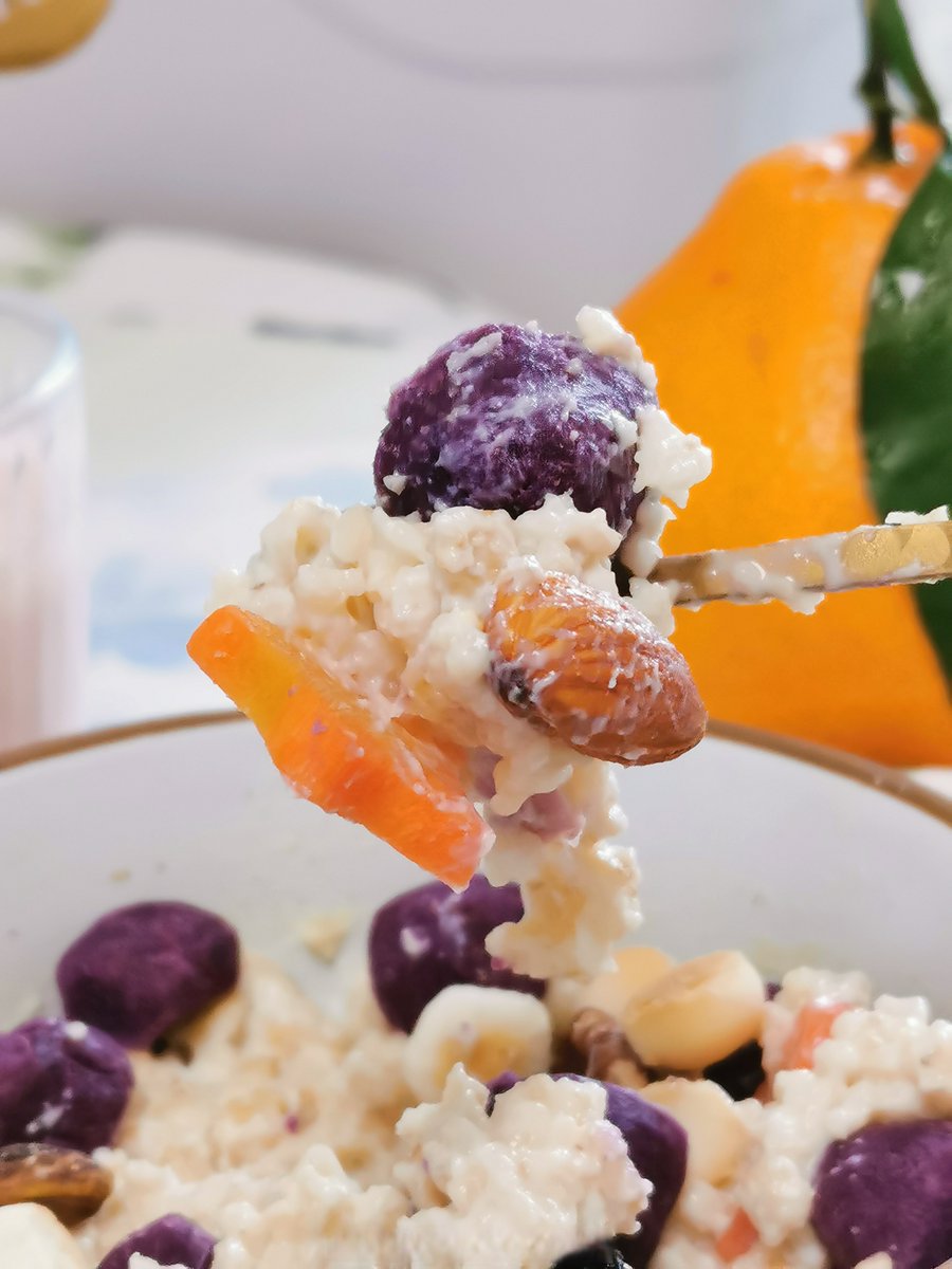 Ps230319's tweet photo. Just whipped up a cozy morning oatmeal bowl with fresh blueberries, a sprinkle of chia seeds and a drizzle of honey—simple, warm and packed with energy for the day! https://t.co/LDOHRjBWml
