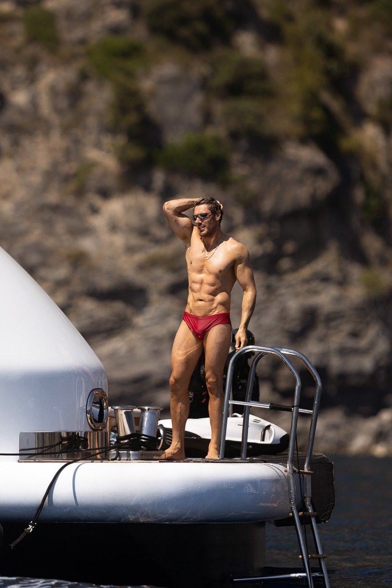 Nwigwe_praise's tweet photo. Celeb hairstylist Chris Appleton bared his ripped body in Speedos while on vacation in Positano, Italy. https://t.co/GQIXIN98W0