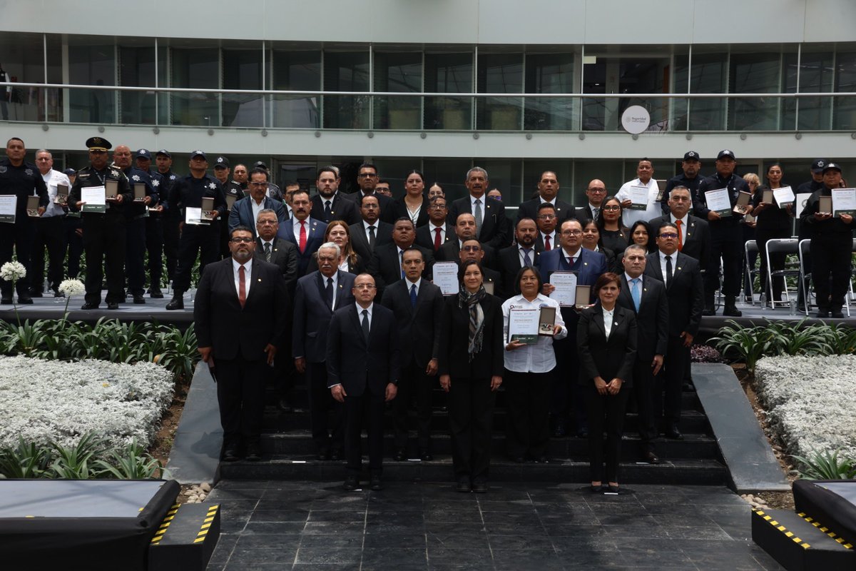 SSPCMexico's tweet photo. La #SSPC, a través de @PyRS_Mexico, reconoce la labor de mujeres y hombres que integran los sistemas penitenciarios del país. https://t.co/C68Ls7eA0e https://t.co/S13NYpWKUn