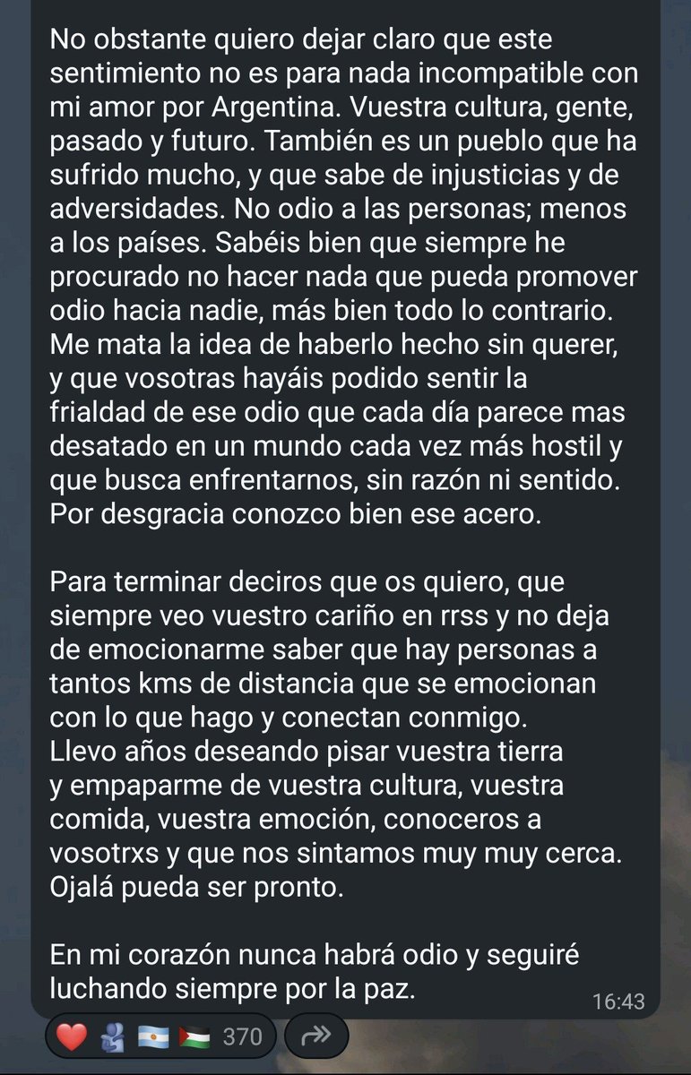 hfvioletaarg's tweet photo. Violeta, gracias por tomarte el tiempo de escribirnos. Nunca dudamos de las intenciones con las que compartiste ese rt y agradecemos mucho que hayas querido aclararlo de esta manera.

Tu mensaje fue una caricia en unos días muy difíciles para nosotrxs, donde no paramos de leer cosas sobre nuestro país que muchas veces no reflejan quiénes somos realmente. En medio de todo eso, también nos dolió ver que muchas personas terminaran asociando a toda la Argentina con los discursos y las posturas de quienes hoy nos gobiernan, cuando un gobierno nunca puede representar la diversidad, los valores y la humanidad de un pueblo entero. Que te hayas tomado el tiempo de hablarle directamente a la gente de Argentina significa muchísimo para nosotras.

También tenemos muchas ganas de que vengas a nuestro país y poder mostrarte nuestra cultura, nuestra gente y cómo realmente somos. Tu mensaje nos emocionó muchísimo. 

@HFVioleta Te queremos un montón y, con gestos como este, cada día confirmamos lo bien que hicimos en seguir a una artista como vos y acompañarte en este camino 🥹🩵