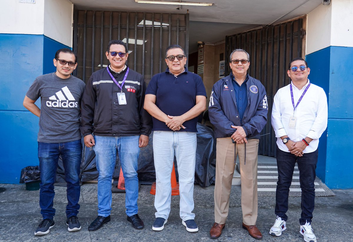 ecu911sambo's tweet photo. El jefe del @ECU911_ con jurisdicción en la provincia de Los Ríos @raulfalcont, mantuvo una reunión de trabajo con delegados de @CNE_LosRios, en la que se socializaron los alcances y beneficios de la interoperabilidad entre ambas instituciones. 

Esta articulación permitirá fortalecer la #VideoVigilanciaECU911 y la coordinación interinstitucional en favor de la seguridad ciudadana.