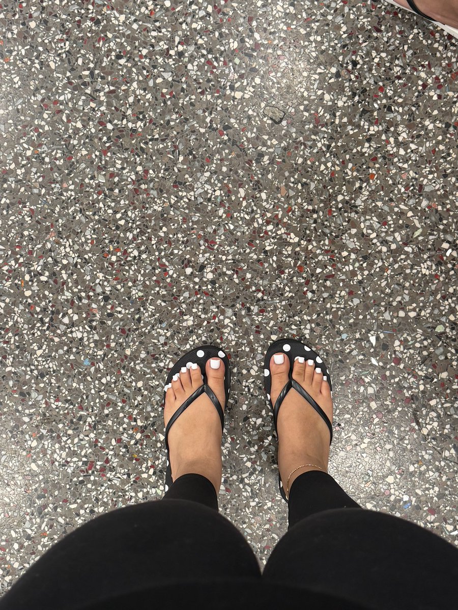 xiosoless's tweet photo. Love my white toes #feet #feetfetısh #feetworshi̇p #feetandfindom https://t.co/U17UnP10bk