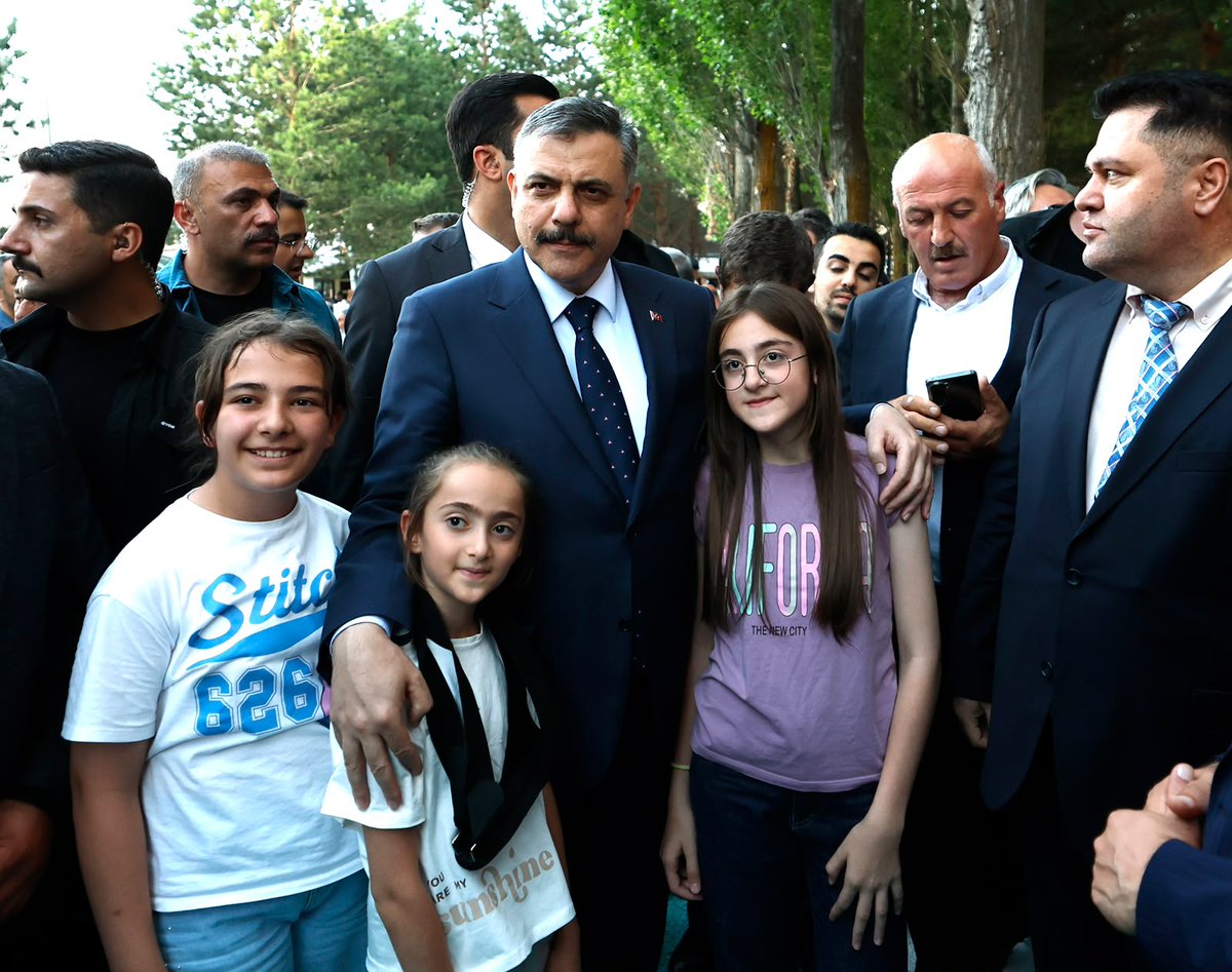 mustafaciftcitr's tweet photo. Aziziye Belediyemiz tarafından ilçemize kazandırılan Vali Mustafa Çiftçi Millet Bahçesi, Alaca Şehitliği ve butik otel toplu açılışını; Millî Eğitim Bakanımız Sayın Yusuf Tekin ve kıymetli hemşehrilerimizin katılımıyla gerçekleştirdik.

Şehitlerimizin aziz hatırasını yaşatacak, ilçemizin sosyal hayatına ve turizmine katkı sunacak, bu eserleri hemşehrilerimizin hizmetine sunmanın memnuniyetini yaşadık.

Vali olarak görev yaptığım Erzurum’da, hizmete açılan Millet Bahçesine adımızın verilmesinden ayrıca onur duydum. Bu nazik teveccühlerinden dolayı Büyükşehir Belediye Başkanımız Sayın Mehmet Sekmen ve Aziziye Belediye Başkanımız Sayın Emrullah Akpunar ile kıymetli hemşehrilerimize gönülden teşekkür ediyorum. Hizmete açılan bütün eserlerin Aziziye’mize ve Erzurum’umuza hayırlı olmasını diliyorum.

#Erzurum
#Aziziye