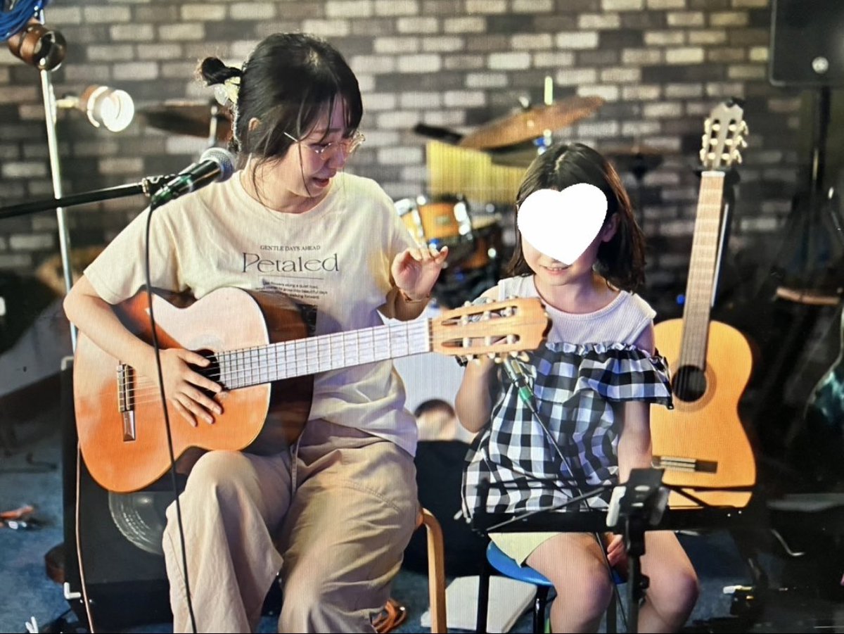 Supica_official's tweet photo. 2026.7.19sun☀️

先週、飯館のクマカフェさんで
子ども同伴音楽会に
娘と一緒に参加させていただきました◎

最近できた「種」という曲を
娘が一緒に歌いたいと言ってくれて
この日は初めてステージでの共演となりました🌱

あたたかく見守ってくださりありがとうございました🧚🏻‍♀️🌳 https://t.co/z3ngY1Dupw